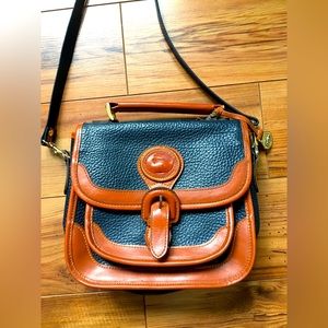 Dooney and Bourke purse in near perfect condition!